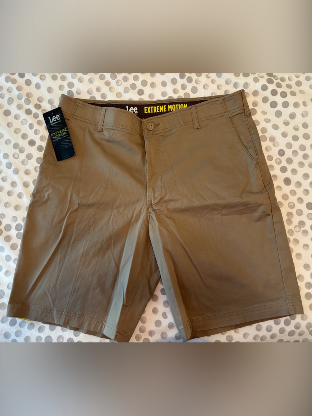Lee Men’s Extreme Motion Khaki Shorts, size 38